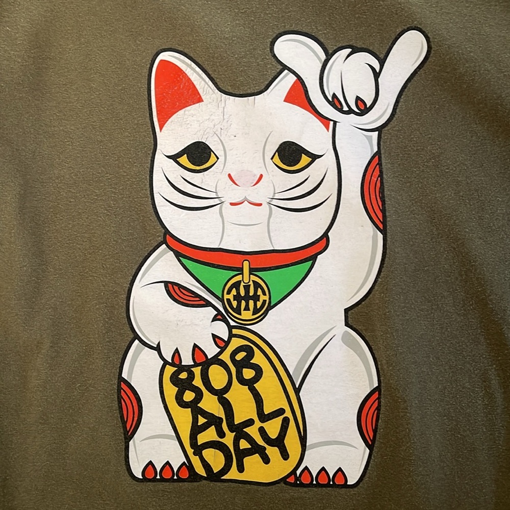 808 All Day Green “Hawaii Maneki Neko (Good Luck Cat) Shaka” Tee - Picture 8 of 8